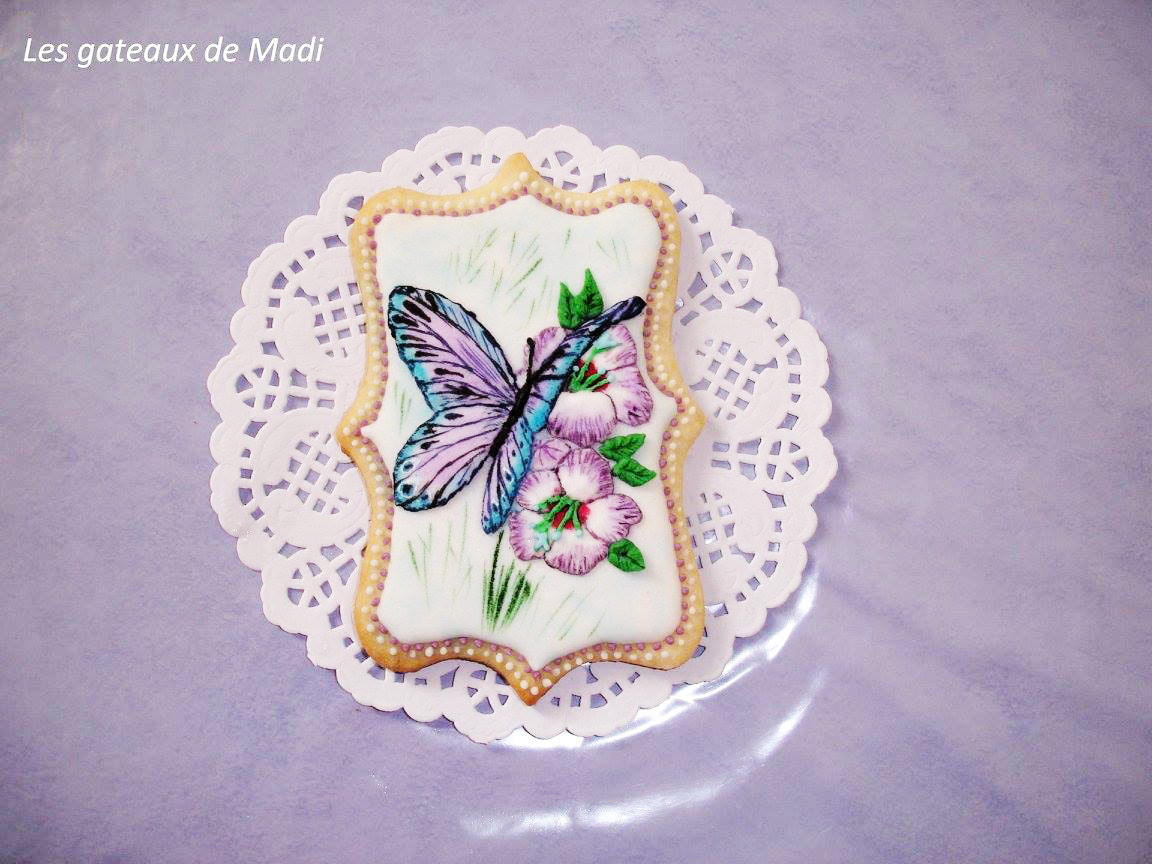 Butterfly Spring Iced Sugar Cookies by Les gateaux de Madi featured on TheIcedSugarCookie #cookies #sugarcookies #decoratedcookies #cookieart #butterflycookies