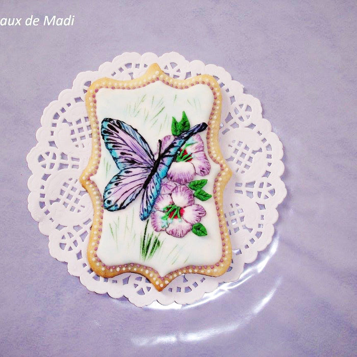 Butterfly Spring Iced Sugar Cookies by Les gateaux de Madi featured on TheIcedSugarCookie #cookies #sugarcookies #decoratedcookies #cookieart #butterflycookies