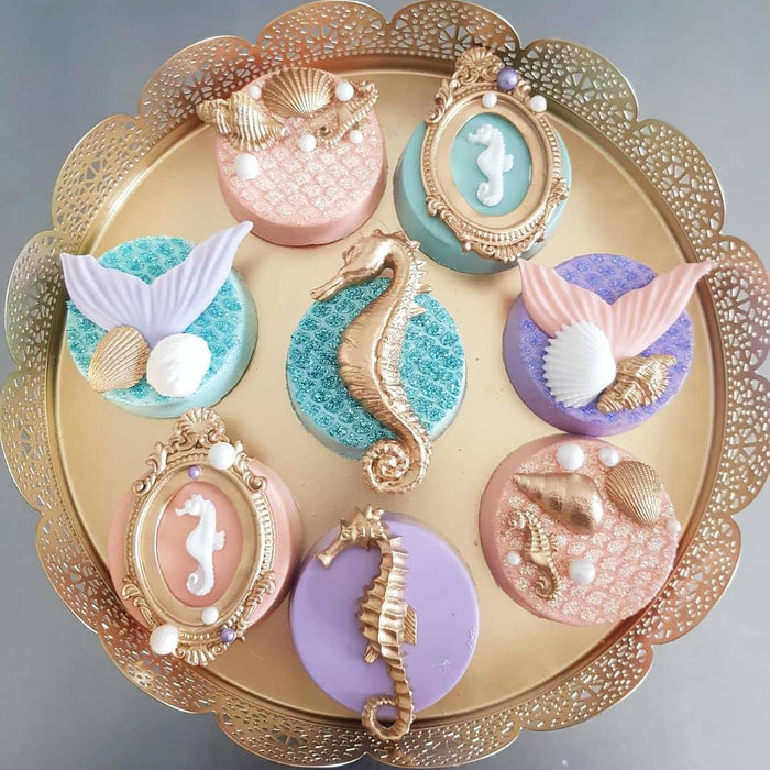 Where The Unicorns Meet The Mermaids In Paradise Cakes, Chocolate Covered Oreos, Macarons created by Taartje van Lot featured on TheIcedSugarCookie.com #oreos #chocolatecoveredoreos #mermaid #mermaids #mermaidoreos