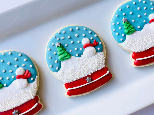 Christmas Snow Globe Iced Sugar Cookies by "Cookies By Julia" featured on TheIcedSugarCookie.com #christmascookies #snowglobecookies #sugarcookies #christmas #decoratedcookies